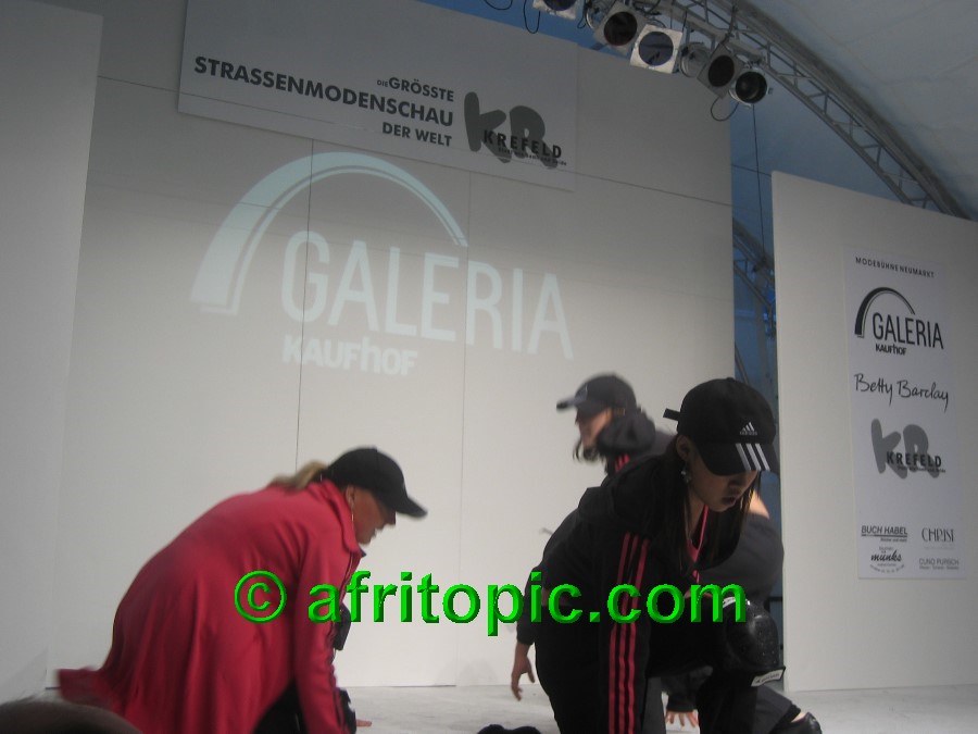 ../Images/Krefeld-Strssenmodenschau-2005 640.jpg